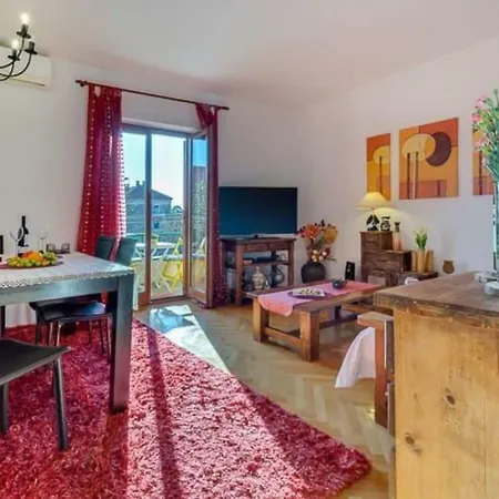 Cozy Flat In Near Center *