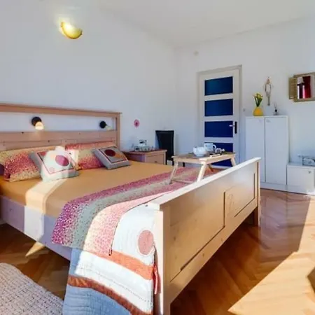 Cozy Flat In Near Center